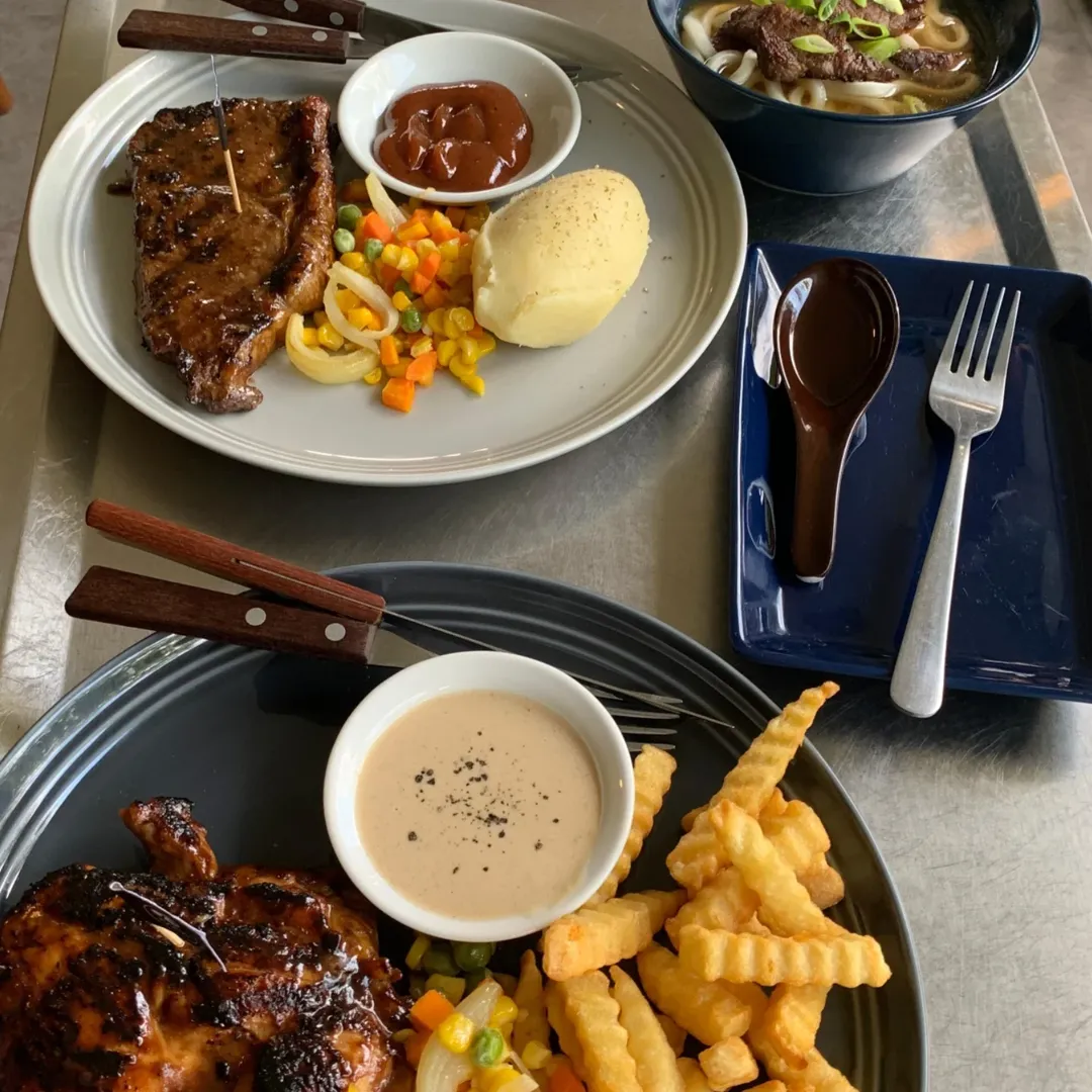 Grilled Steak Platter dengan french fries, mashed potato, dan saus